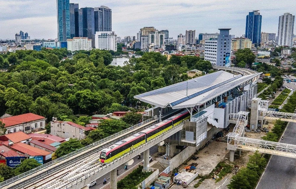 Vận hành chạy thử đoàn tàu Nhổn-ga Hà Nội. (Ảnh: CTV/Vietnam+)