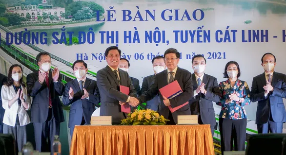 Ngày đầu đi tàu điện Cát Linh - Hà Đông miễn phí, người dân xếp hàng chờ trải nghiệm - Ảnh 2. Ngày đầu đi tàu điện Cát Linh - Hà Đông miễn phí, người dân xếp hàng chờ trải nghiệm - Ảnh 2.