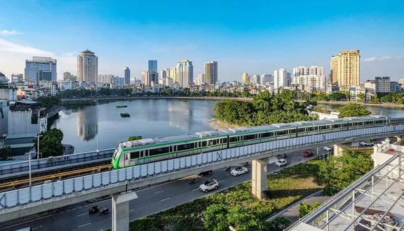 Ngày đầu đi tàu điện Cát Linh - Hà Đông miễn phí, người dân xếp hàng chờ trải nghiệm - Ảnh 3. Ngày đầu đi tàu điện Cát Linh - Hà Đông miễn phí, người dân xếp hàng chờ trải nghiệm - Ảnh 3.