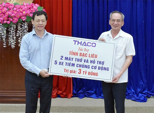 Đại diện nhà tài trợ trao cho Bạc Liêu 2 máy thở và 5 xe tiêm chủng lưu động.