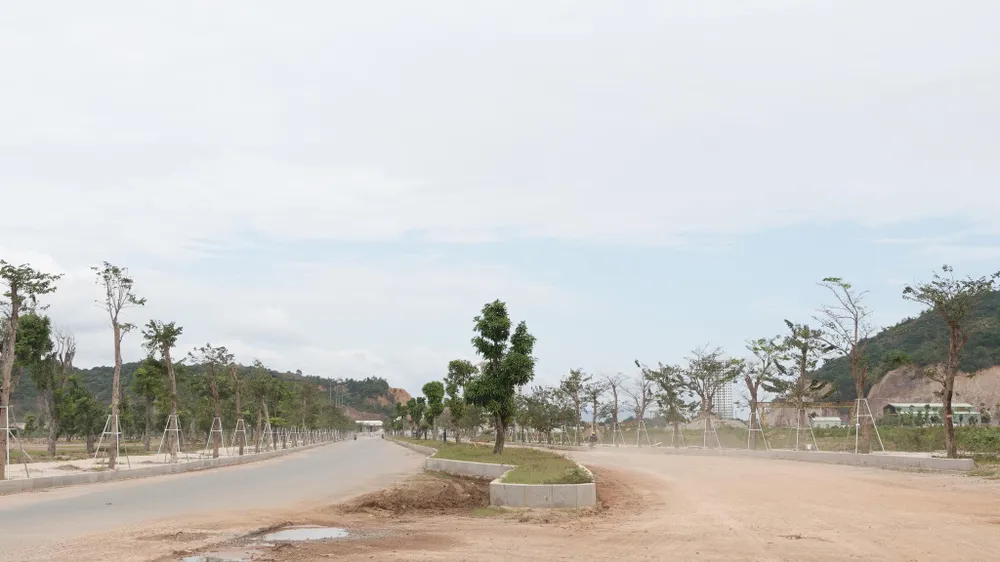 Tuyến đường Điện Biên Phủ nối dài trong Khu đô thị Phú Hòa (dự án BT) chưa hoàn thành Ngổn ngang khu đô thị 5.000 tỉ đồng - ảnh 2