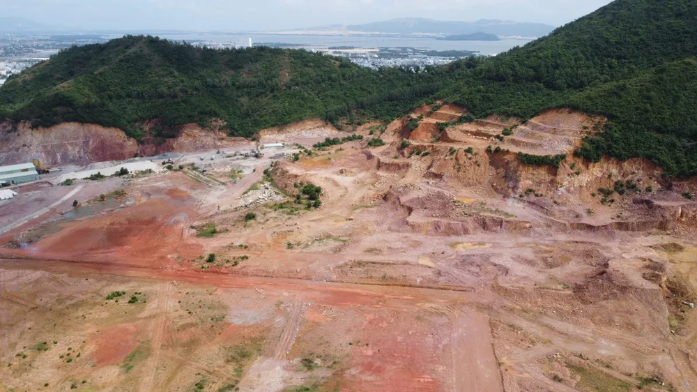 Khu vực khai thác đất sát chân núi Bà Hỏa, thuộc Khu đô thị Phú Hòa Ngổn ngang khu đô thị 5.000 tỉ đồng - ảnh 3