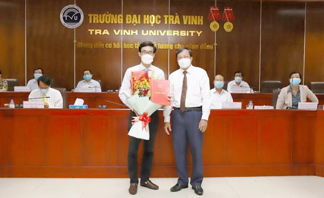 Ông Lê Văn Hẳn, Phó Bí thư Tỉnh ủy, Chủ tịch UBND tỉnh Trà Vinh, trao quyết định bổ nhiệm PGS.TS Diệp Thanh Tùng giữ chức Phó Hiệu trưởng Trường đại học Trà Vinh. 