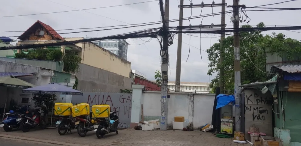 Theo lãnh đạo UBND phường Tân Thuận Đông, khu đất này chính quyền cũng đang chờ xem xét xây dựng trụ sở công an phường