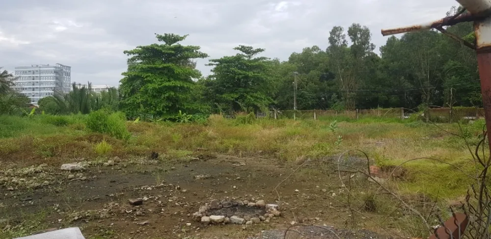 Theo UBND Quận 7, các hộ dân tại khu đất thứ 3 này có hành vi "xây dựng nhà không phép, lấn chiếm, chưa thực hiện cưỡng chế do TAND TP đang xét xử".