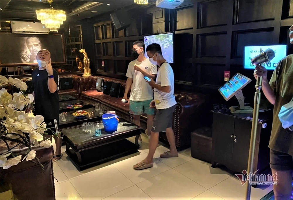 Quán karaoke tại TP.HCM phục vụ khách trong tối ngày 17/11 (ảnh: Trần Chung)