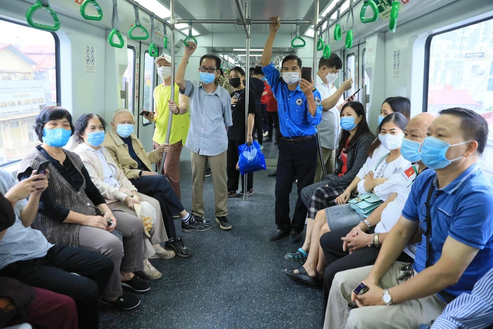 Hai ngày đầu khai thác, tàu Cát Linh - Hà Đông thu hút tới 70.000 khách đi tàu, song hiện tại lượng khách bình quân mỗi ngày chỉ khoảng 15.000 - 17.000