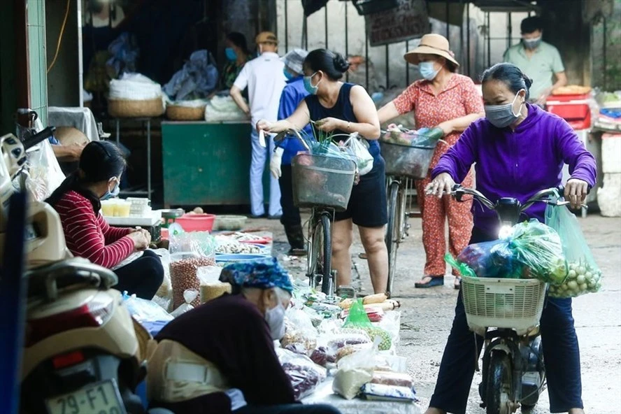 Hàng hoá, thực phẩm tăng giá khiến đời sống người dân khó khăn. Ảnh minh hoạ: Tùng Giang