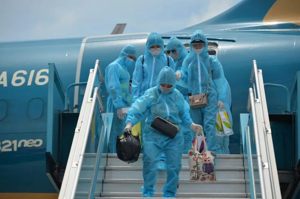 Hàng triệu kiều bào VN tại nước ngoài đang ngóng chờ những chuyến bay thương mại về nước Chờ hộ chiếu vắc xin cho Việt kiều - ảnh 1