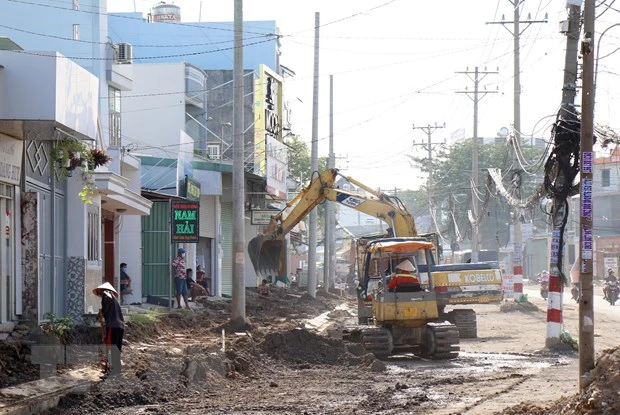 Công trường thi công Dự án nâng cấp, mở rộng đường Đặng Thúc Vịnh (huyện Hóc Môn), một trong những tuyến đường quan trọng kết nối Thành phố Hồ Chí Minh với Bình Dương. (Ảnh: Tiến Lực/TTXVN)