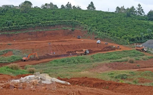 Một khu vực đang thi công, san gạt, làm đường nội bộ ngay tại trung tâm thành phố Bảo Lộc (đoạn hẻm Phùng Hưng, đường Phan Đình Phùng, phường Lộc Tiến) trong ngày 17/11 vừa qua. (Ảnh: Nguyễn Dũng/TTXVN)