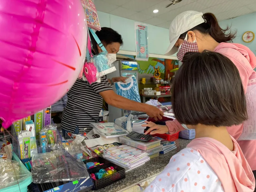 Phụ huynh đã bắt đầu sắm đồng phục, mua đồ dùng học tập chuẩn bị cho con đi học lại Vì sao hầu hết phụ huynh TP.HCM chưa đồng ý học sinh lớp 1 đi học lại? - ảnh 2