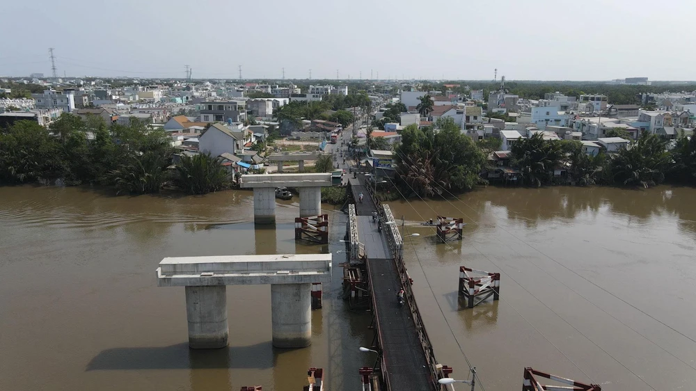 Đường Lê Văn Lương (H.Nhà Bè, TP.HCM) kết nối với đường tỉnh 826C (H.Cần Giuộc, Long An) tại vị trí cầu Rạch Dơi