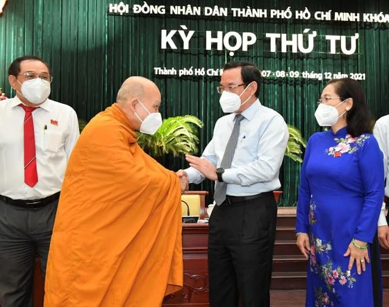 Bí thư Thành ủy Nguyễn Văn Nên trao đổi với đại biểu HĐNDTP tại kỳ họp. Ảnh: VIỆT DŨNG