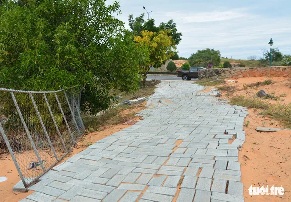 Muôn kiểu dựng chòi, mua bán, lấn chiếm đất ven đường đẹp nhất Bình Thuận - Ảnh 4. Muôn kiểu dựng chòi, mua bán, lấn chiếm đất ven đường đẹp nhất Bình Thuận - Ảnh 4.
