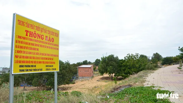 Muôn kiểu dựng chòi, mua bán, lấn chiếm đất ven đường đẹp nhất Bình Thuận - Ảnh 7. Muôn kiểu dựng chòi, mua bán, lấn chiếm đất ven đường đẹp nhất Bình Thuận - Ảnh 7.