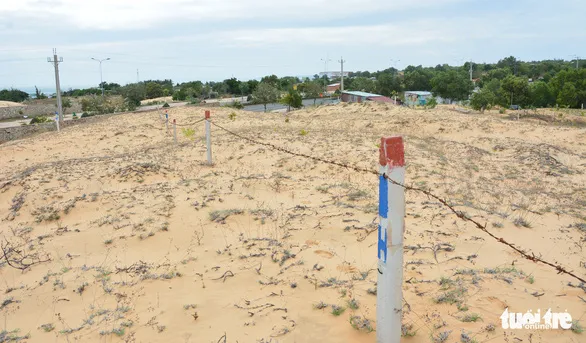 Muôn kiểu dựng chòi, mua bán, lấn chiếm đất ven đường đẹp nhất Bình Thuận - Ảnh 2. Muôn kiểu dựng chòi, mua bán, lấn chiếm đất ven đường đẹp nhất Bình Thuận - Ảnh 2.