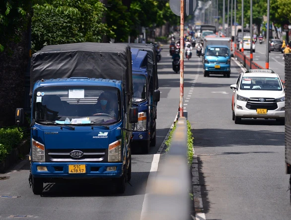 Đến trước ngày 31-12, xe đang hoạt động kinh doanh vận tải phải thực hiện đổi sang biển số nền màu vàng, chữ và số màu đen - Ảnh: QUANG ĐỊNH