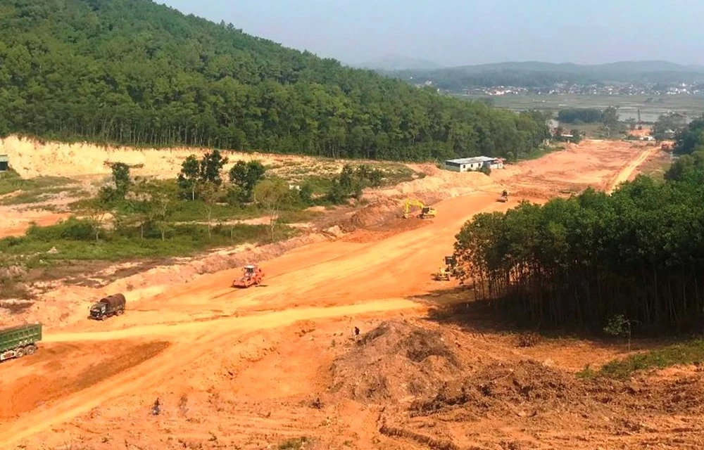 Nhà thầu thi công đoạn tuyến cao tốc Bắc-Nam phía Đông. (Ảnh: CTV/Vietnam+)