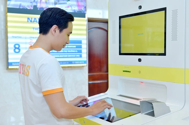 Khách hàng trải nghiệm tại ONEBANK