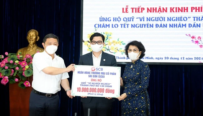 Phó Chủ tịch UBND TP Dương Anh Đức và Chủ tịch Ủy ban MTTQ TPHCM Tô Thị Bích Châu tiếp nhận hỗ trợ từ SCB.