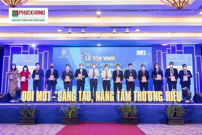 Lãnh đạo TPHCM và HUBA trao chứng nhận “Sản phẩm, Dịch vụ tiêu biểu TPHCM năm 2021” cho đại diện các doanh nghiệp