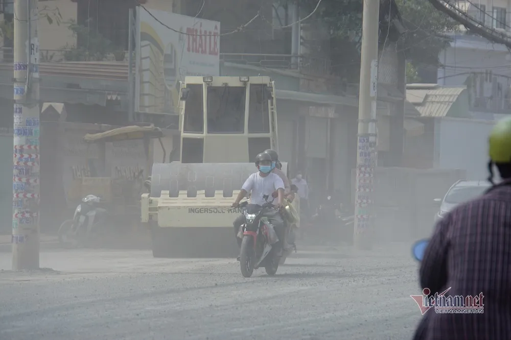 Ngạt thở vì 'bão bụi' công trường dự án 700 tỷ ở cửa ngõ TP.HCM