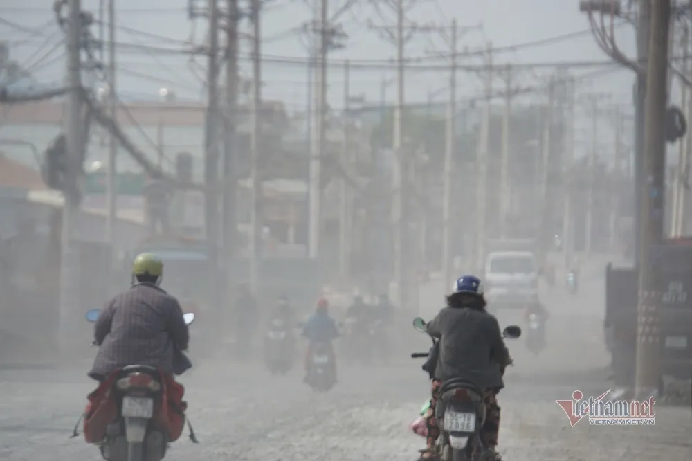 Ngạt thở vì 'bão bụi' công trường dự án 700 tỷ ở cửa ngõ TP.HCM