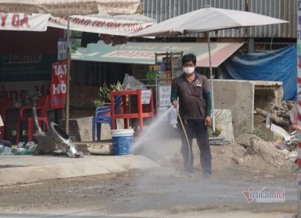 Ngạt thở vì 'bão bụi' công trường dự án 700 tỷ ở cửa ngõ TP.HCM