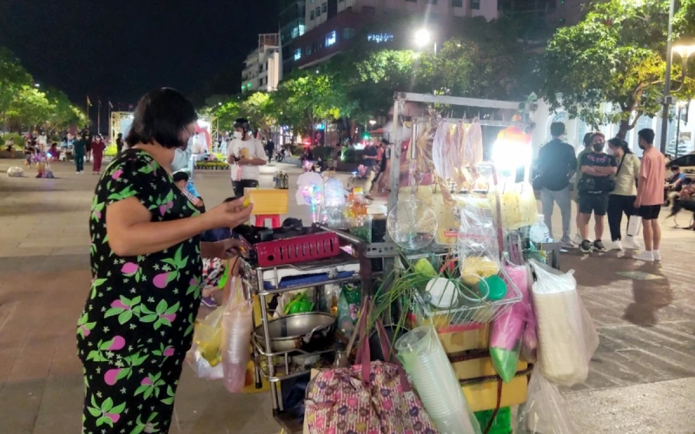 Người bán hàng rong cũng chỉ trông chờ bán buôn được trong những ngày lễ, Tết cuối năm. (Ảnh: Trịnh Giang)