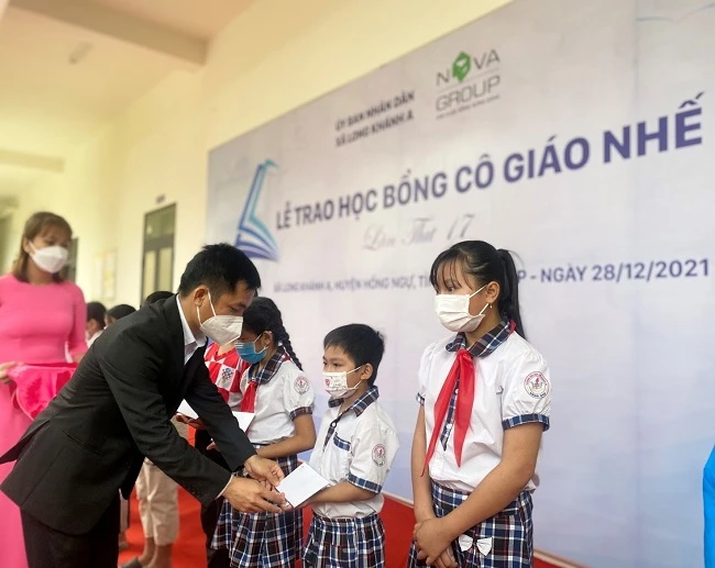 Những suất học bổng trao tay tiếp thêm động lực cho các em vượt khó học tốt