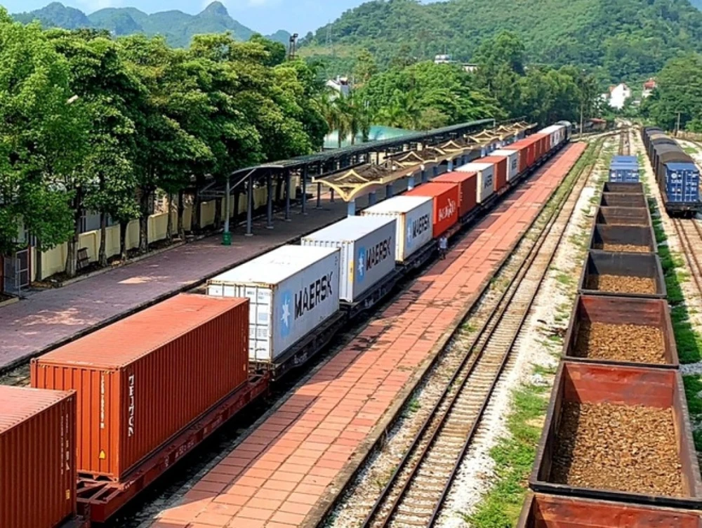 Chuyến tàu chuyên container đầu tiên xuất phát từ ga Yên Viên - Hà Nội kết nối với thành phố Liege - Bỉ.