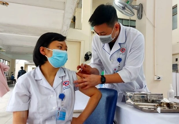 Ưu tiên tiêm mũi 3 vaccine phòng COVID-19 cho đội ngũ y tế làm nhiệm vụ tuyến đầu. (Ảnh: Văn Đức/TTXVN)