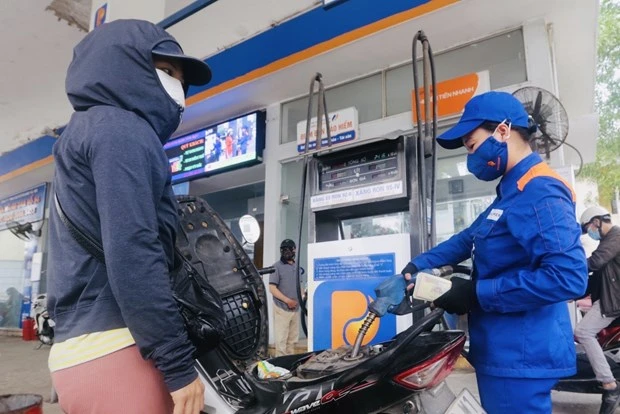 Giá xăng liên tục tăng mạnh: Áp lực lên cước vận tải, giá tiêu dùng hình ảnh 2 Gia xang lien tuc tang manh: Ap luc len cuoc van tai, gia tieu dung hinh anh 2