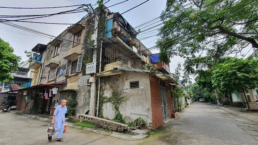 Đa số người dân ở các khu chung cư cũ Giảng Võ, Thành Công, Ngọc Khánh vẫn lo lắng, hoang mang về chính sách đền bù, di dời cũng như quá trình xây dựng lại nhà