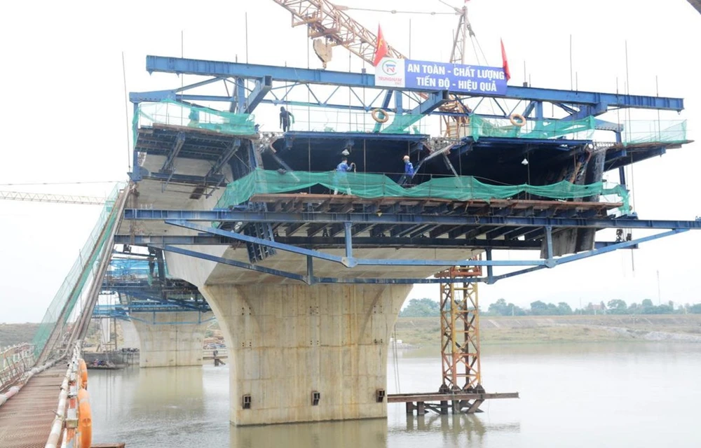 Thi công cầu Núi Đọ dài 1,9 km bắc qua sông Chu, huyện Thiệu Hóa, tỉnh Thanh Hóa tại dự án cao tốc Bắc-Nam đoạn Mai Sơn-Quốc lộ 45. (Ảnh: Việt Hùng/Vietnam+)