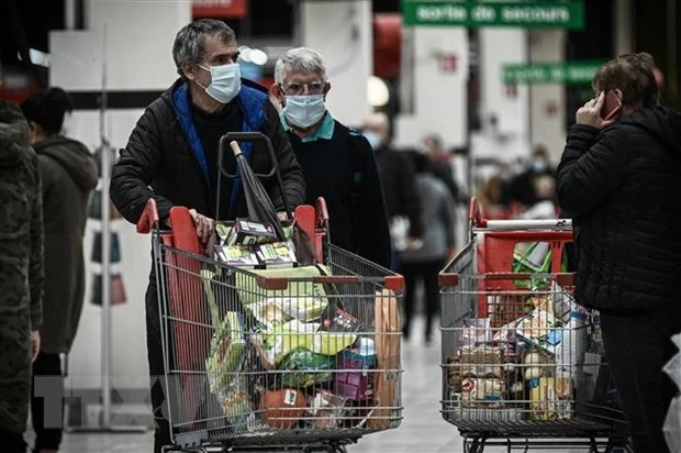 Người dân châu Âu mua sắm tại một siêu thị. (Ảnh: AFP/TTXVN)