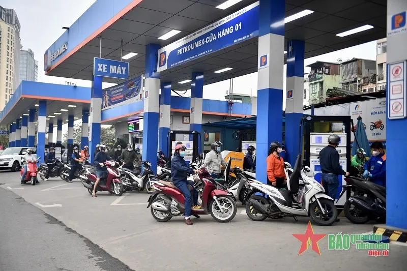 Sau 7 lần tăng liên tiếp, giá xăng RON95-III lên sát 30.000 đồng/lít