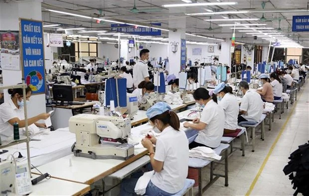 Công nhân làm việc trong xưởng may hàng xuất khẩu tại Garco 10 (Tổng Công ty May 10). (Ảnh: TTXVN)