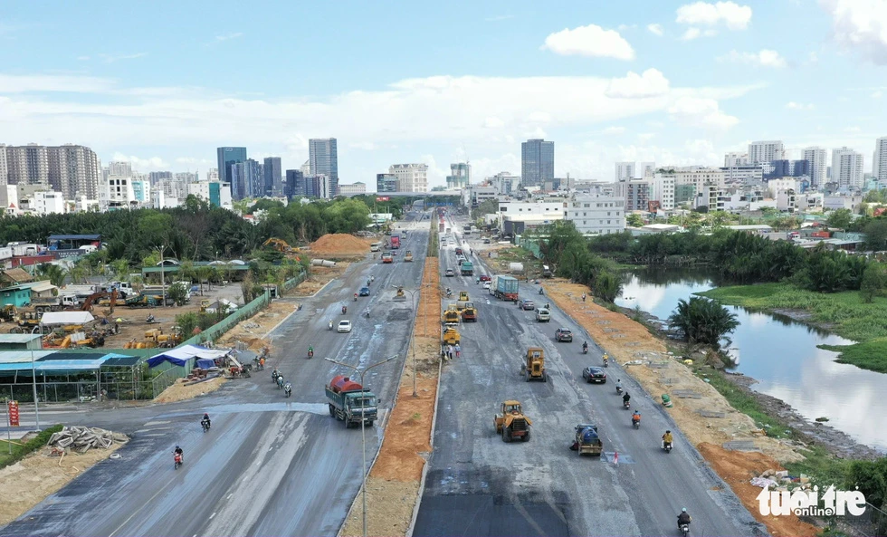 Khoảng 1km trên đường Nguyễn Văn Linh, đoạn từ giao lộ Nguyễn Thị Thập đến Huỳnh Tấn Phát đã được rải nhựa đường - Ảnh: TỰ TRUNG