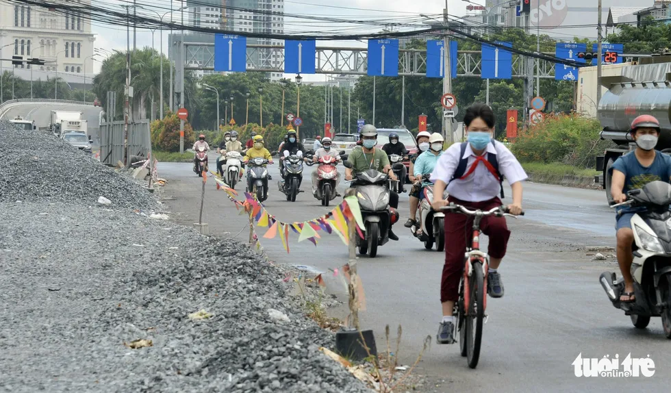 Thi công mở rộng đại lộ Nguyễn Văn Linh từ 6 lên 10 làn xe - Ảnh 6. Thi công mở rộng đại lộ Nguyễn Văn Linh từ 6 lên 10 làn xe - Ảnh 6.