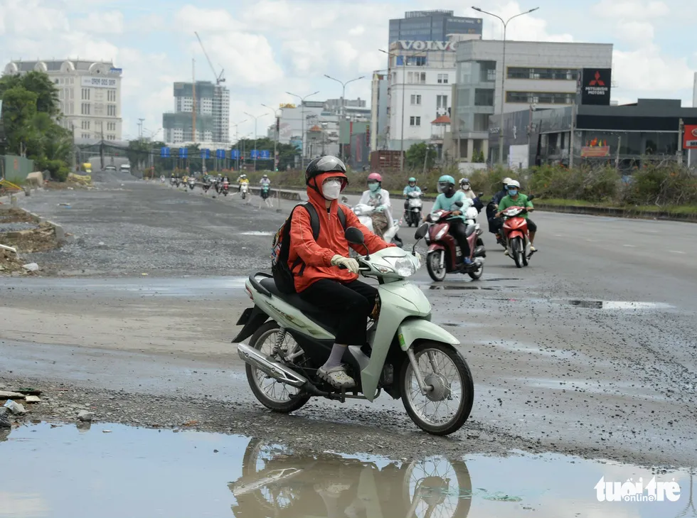 Thi công mở rộng đại lộ Nguyễn Văn Linh từ 6 lên 10 làn xe - Ảnh 7. Thi công mở rộng đại lộ Nguyễn Văn Linh từ 6 lên 10 làn xe - Ảnh 7.