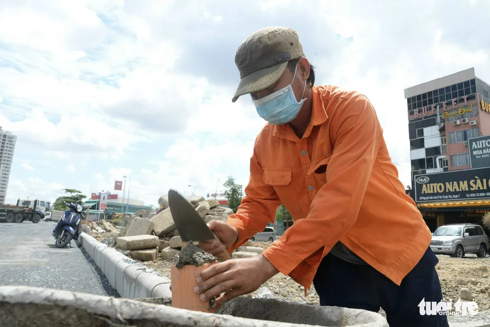 Thi công mở rộng đại lộ Nguyễn Văn Linh từ 6 lên 10 làn xe - Ảnh 4. Thi công mở rộng đại lộ Nguyễn Văn Linh từ 6 lên 10 làn xe - Ảnh 4.