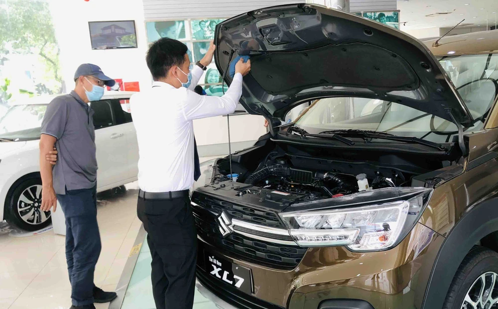 Khách hàng xem xe tại một showroom gần sân bay Tân Sơn Nhất - Ảnh: C.TRUNG