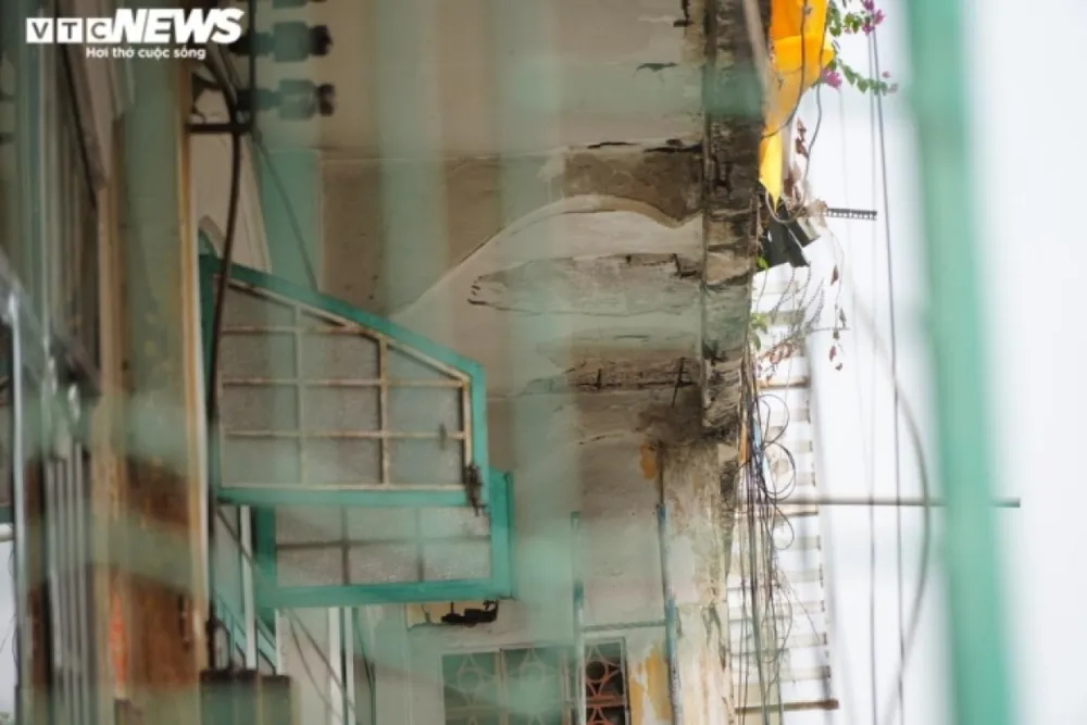 Các mảng tường trần chung cư nhiều chỗ bị bong tróc, lộ ra sắt thép gỉ sét theo thời gian