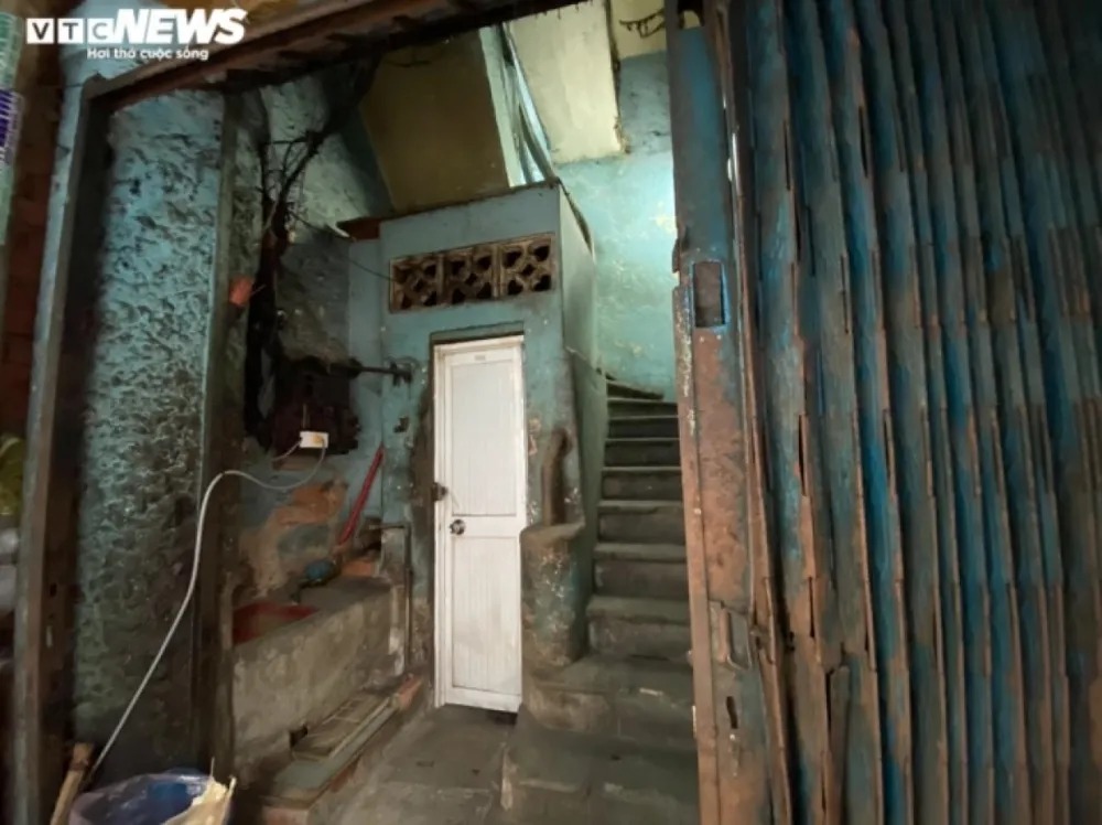 Chung cư được xây dựng trước năm 1975, gồm 3 tầng, 21 căn hộ, có sân thượng, mái bê tông cốt thép và mái tôn, diện tích xây dựng 241,5m2.