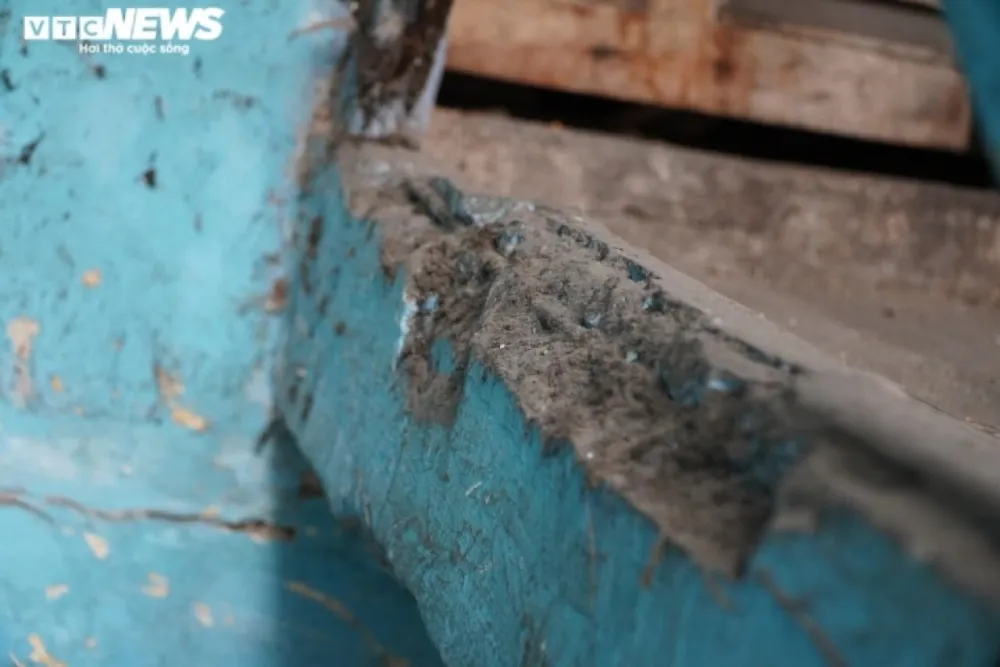 Sở Xây dựng TP.HCM nhận định, dù nhìn kết cấu bên ngoài chung cư có vẻ chắc chắn, song hiện trạng bên trong và tổng thể đã xuống cấp nghiêm trọng.