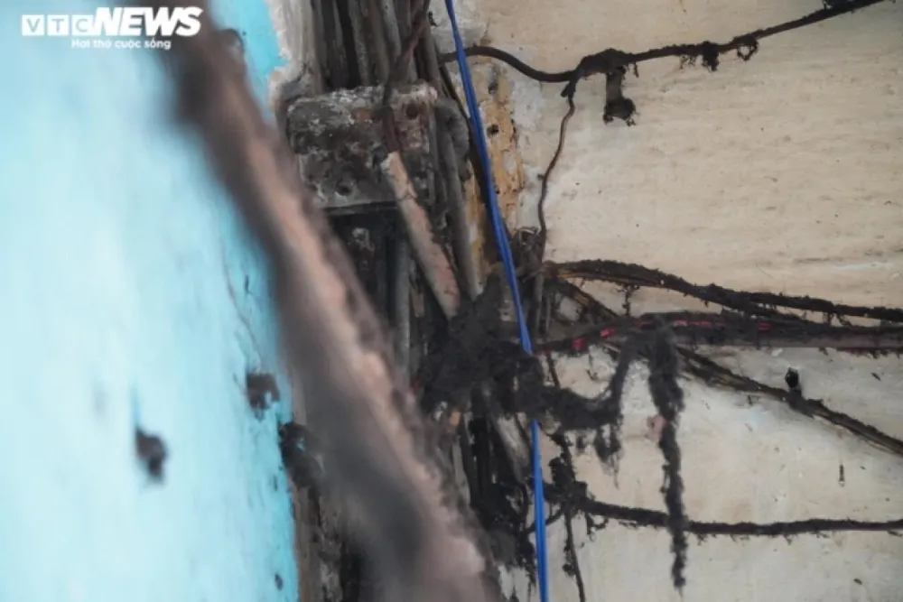 Hệ thống điện tại đây đã cũ nát, nhiều khu vực dây điện chằng chịt, bám đầy mạng nhện, tiềm ẩn nguy cơ cháy nổ. Một số căn hộ còn cơi nới không gian sống trước ban công, che chắn mưa nắng bằng tôn, bạt lụp … gây mất an toàn, mỹ quan đô thị.