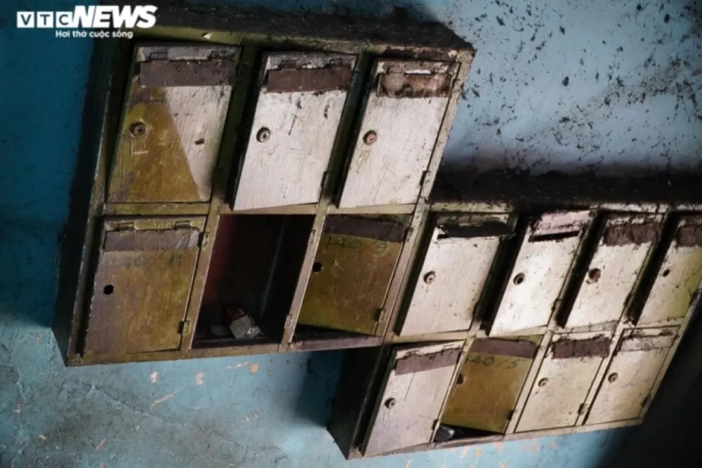 “Khu chung cư ngày một xuống cấp trầm trọng. Chúng có thể đổ sập bất cứ lúc nào, rất nguy hiểm cho tính mạng của người dân. Ở đây ai nấy đều lo sợ”, bà Trân nói.