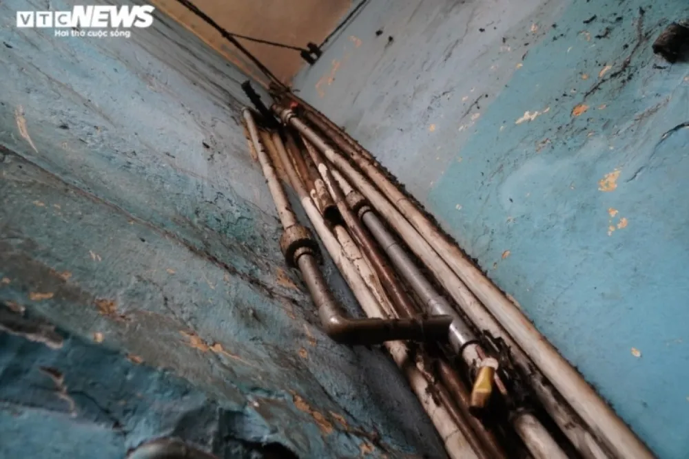 Theo bà Trân, mặc dù nhiều lần có thông báo di dời khẩn cấp nhưng các hộ dân đang sống tại đây chưa đồng ý vì chưa được đền bù thoả đáng. "Chúng tôi không đồng thuận chuyển đến tạm cư ở chung cư tại quận 6", bà Trân chia sẻ.